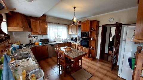 Moradia T4 independente com quintal em Lago, Amares