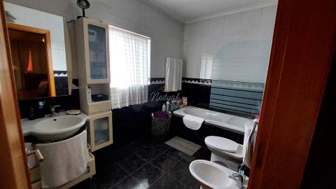 Moradia T4 independente com quintal em Lago, Amares