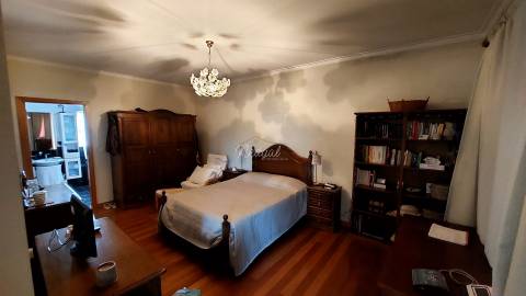 Moradia T4 independente com quintal em Lago, Amares