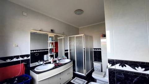 Moradia T4 independente com quintal em Lago, Amares