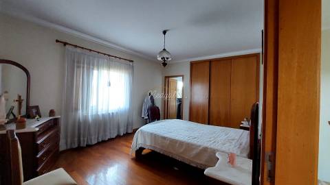 Moradia T4 independente com quintal em Lago, Amares