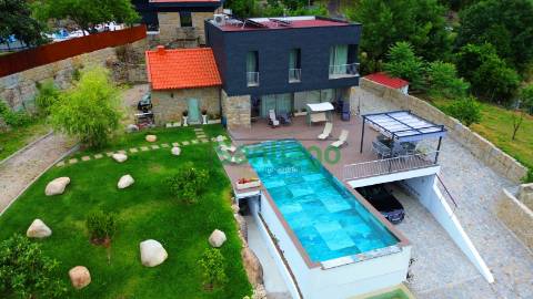 Quintinha T4 c/ Piscina e Pomar!