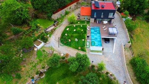 Quintinha T4 c/ Piscina e Pomar!