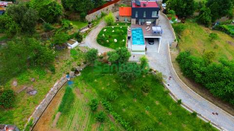 Quintinha T4 c/ Piscina e Pomar!