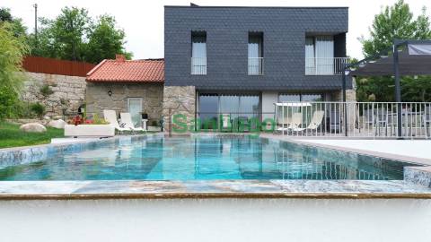 Quintinha T4 c/ Piscina e Pomar!