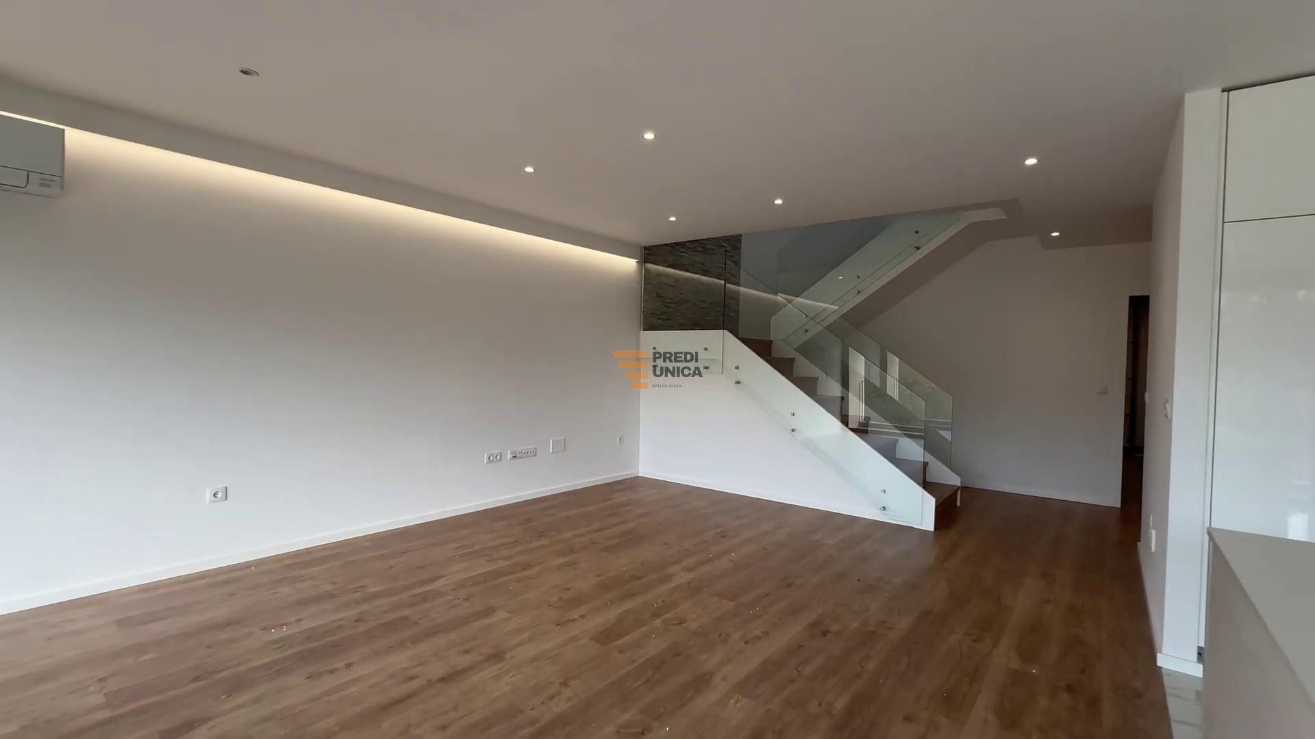 Moradia T3+1  Arquitetura Moderna