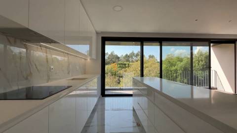 Moradia T3+1  Arquitetura Moderna Oferta ato escritura