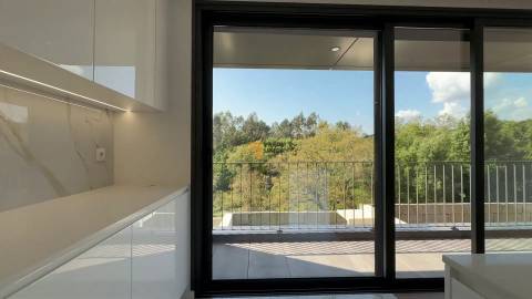 Moradia T3+1  Arquitetura Moderna Oferta ato escritura