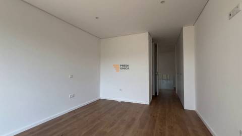 Moradia T3+1  Arquitetura Moderna Oferta ato escritura