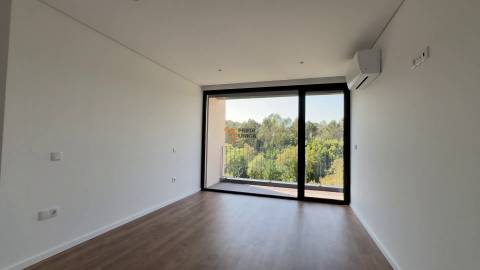 Moradia T3+1  Arquitetura Moderna Oferta ato escritura