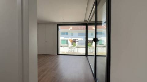 Moradia T3+1  Arquitetura Moderna Oferta ato escritura