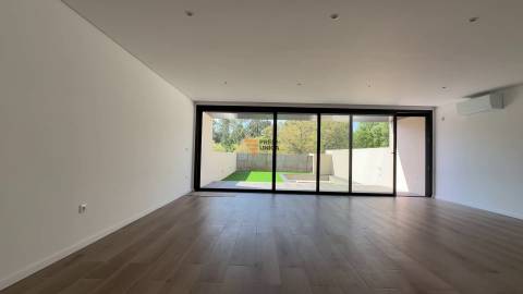 Moradia T3+1  Arquitetura Moderna Oferta ato escritura