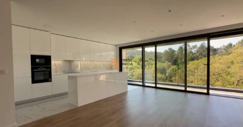 Moradia T3+1  Arquitetura Moderna Oferta ato escritura