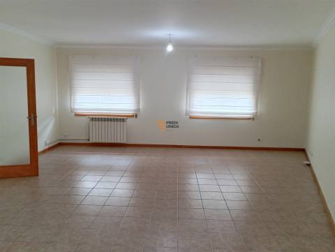 T2 para Arrendamento em Miramar