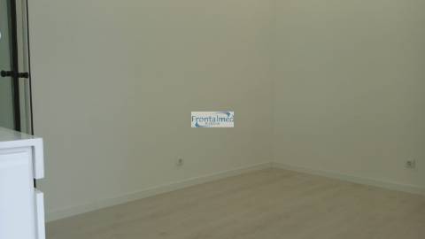 Loja  Venda em Alto do Seixalinho, Santo André e Verderena,Barreiro