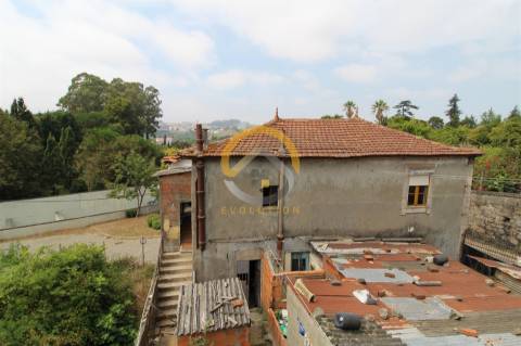 Prédios com vistas privilegiadas para Rio Douro, em zona ARU