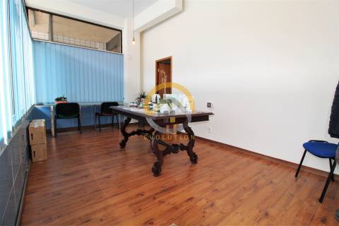 Espaço Comercial em Pedrouços (Loja) - Maia / Porto