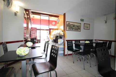 Trespasse - Café Snack Bar na Rua da Restauração / Porto