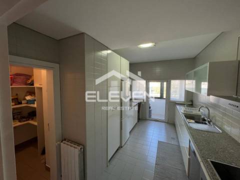 Apartamento T4 junto à Avenida da República
