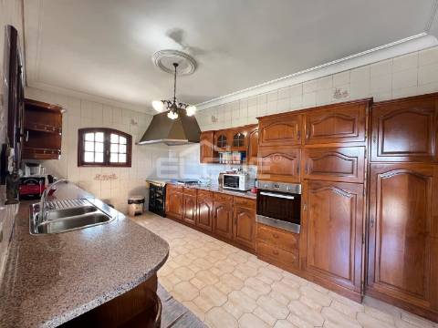 MORADIA T4 DE LUXO COM TERRENO DE 3.900m²