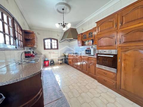 MORADIA T4 DE LUXO COM TERRENO DE 3.900m²