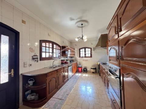 MORADIA T4 DE LUXO COM TERRENO DE 3.900m²