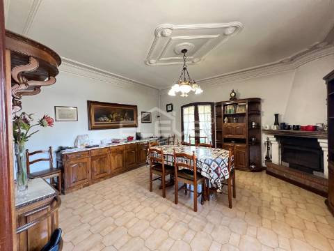 MORADIA T4 DE LUXO COM TERRENO DE 3.900m²