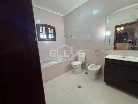 MORADIA T4 DE LUXO COM TERRENO DE 3.900m²