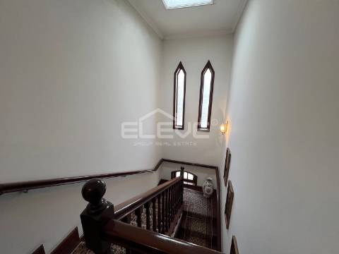 MORADIA T4 DE LUXO COM TERRENO DE 3.900m²