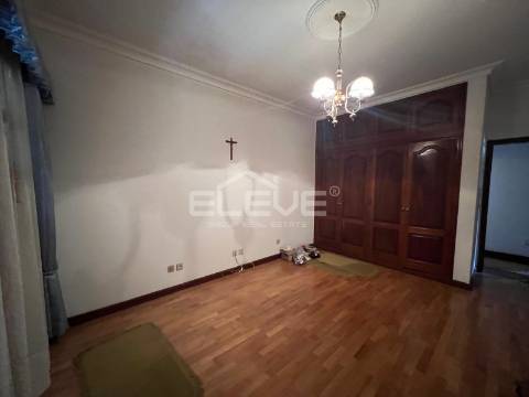 MORADIA T4 DE LUXO COM TERRENO DE 3.900m²