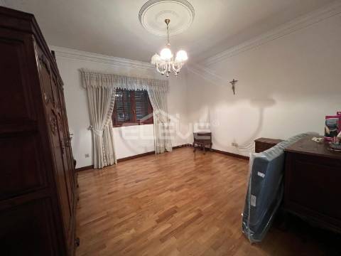 MORADIA T4 DE LUXO COM TERRENO DE 3.900m²