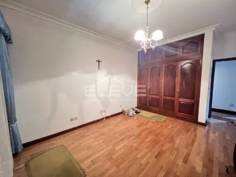 MORADIA T4 DE LUXO COM TERRENO DE 3.900m²