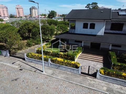 MORADIA T4 DE LUXO COM TERRENO DE 3.900m²