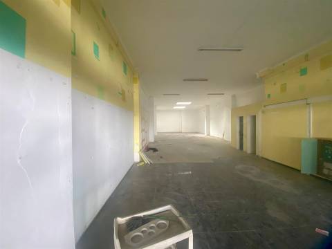 Loja com montra na Avenida da República (Santo Ovídio)