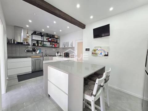 Moradia T4 totalmente renovada em Oliveira do Douro