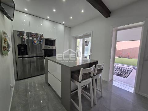 Moradia T4 totalmente renovada em Oliveira do Douro