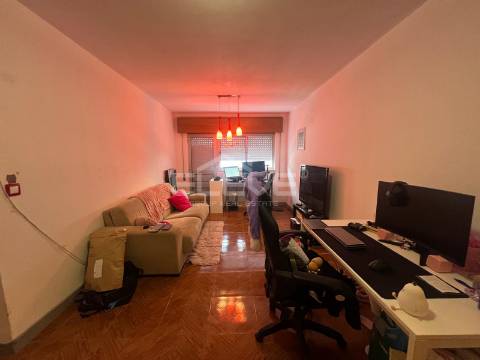 Excelente T1 Junto Metro Vila Deste