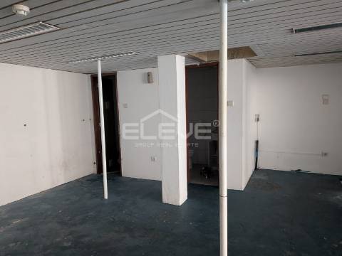 Loja Comercial Próximo Estação Devesas