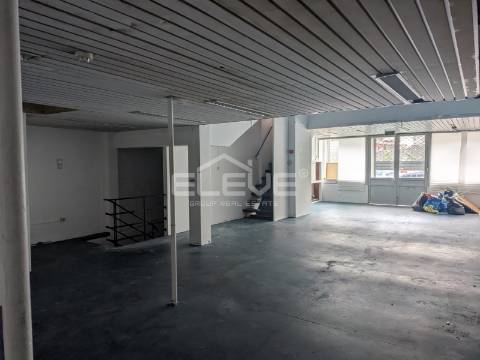 Loja Comercial Próximo Estação Devesas