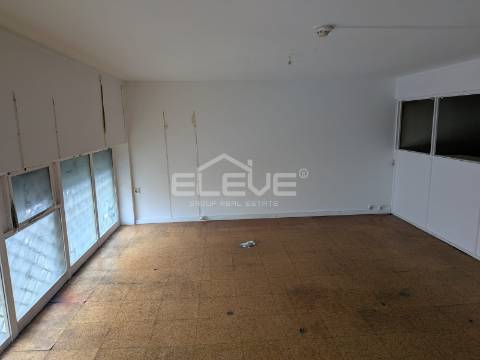 Loja Comercial Próximo Estação Devesas