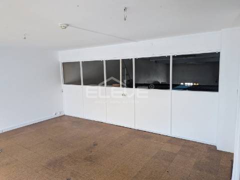 Loja Comercial Próximo Estação Devesas