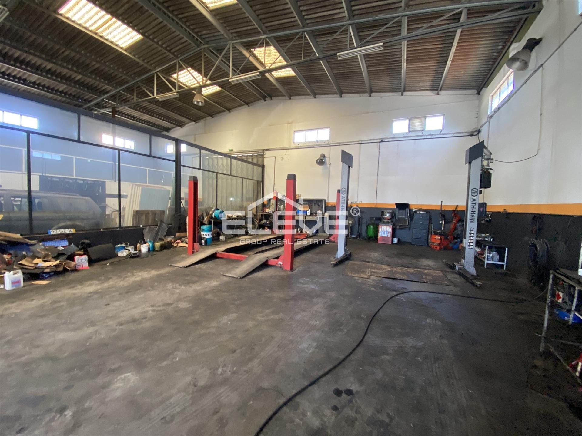 Armazém Comercial/Industrial com Terreno