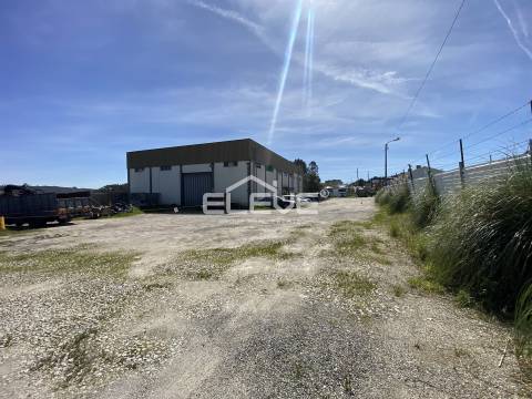 Armazém Comercial/Industrial com Terreno