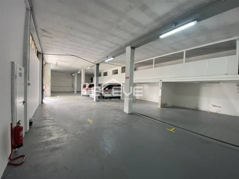 Armazém Comercial/Industrial com Terreno