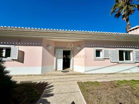 Moradia Isolada T5  Situada nas Caixas em Sesimbra com piscina