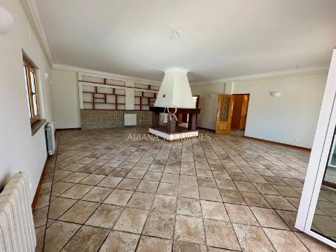 Moradia Isolada T5  Situada nas Caixas em Sesimbra com piscina