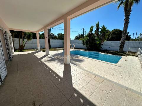 Moradia Isolada T5  Situada nas Caixas em Sesimbra com piscina