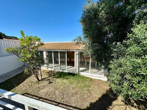 Moradia Isolada T5  Situada nas Caixas em Sesimbra com piscina
