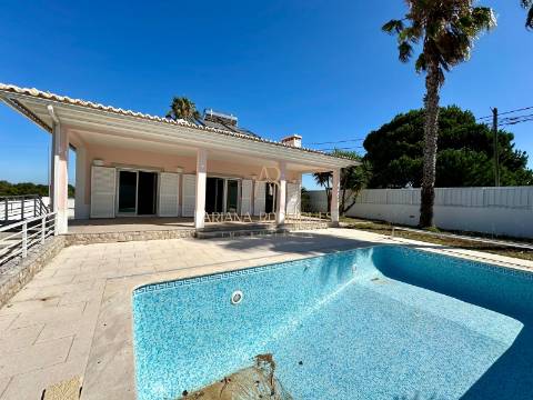 Moradia Isolada T5  Situada nas Caixas em Sesimbra com piscina