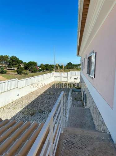 Moradia Isolada T5  Situada nas Caixas em Sesimbra com piscina